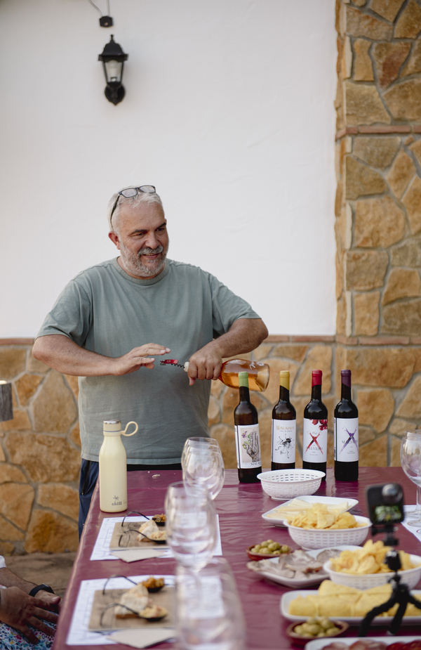 Antonio Mérida opening wine at the tasting table