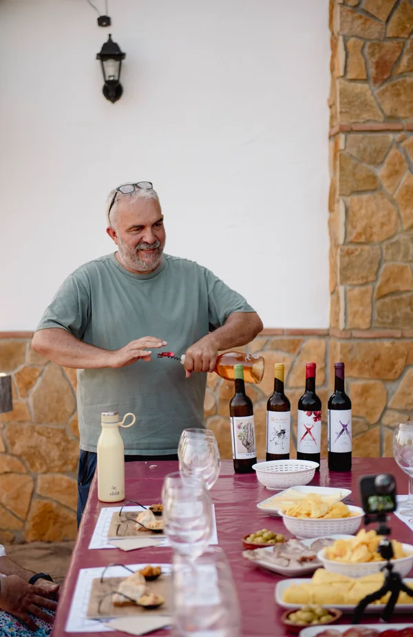 Antonio Mérida opening a bottle at the tasting table