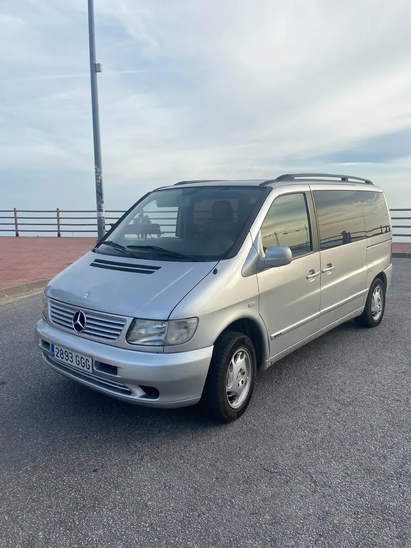 The 21-year-old seven-seat van that White Houses Tours began with in 2020.
