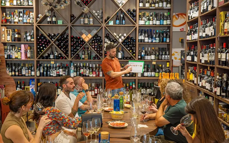 Guided wine tasting with food pairings in central M&aacute;laga.