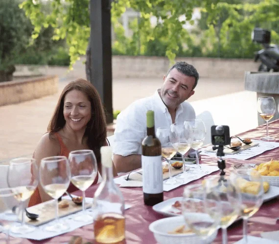 mijas-wine-tasting-guests-tapas-glasses.webp